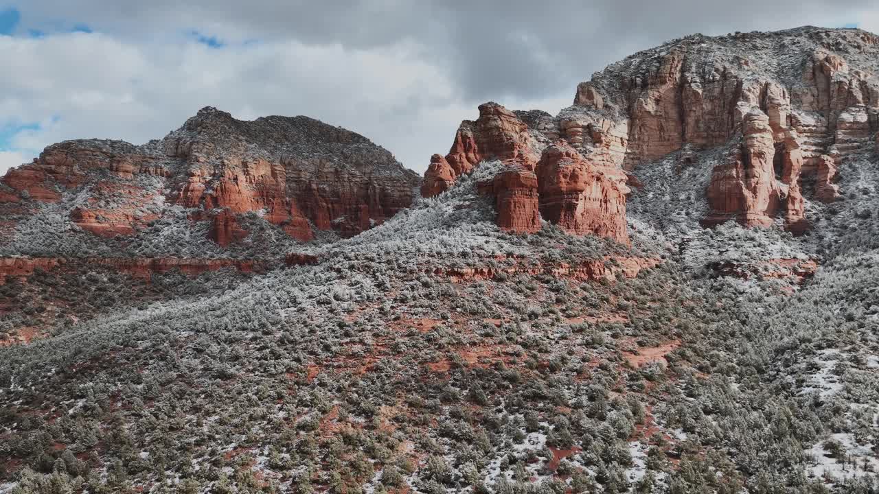 rocas rojas en sedona, arizona después de una tormenta de nieve - disparo de dron