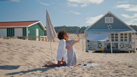 Chicas-Relajadas-Tomándose-Selfie-En-La-Vertical-Del-Océano.-Alegre-Pareja-De-Lesbianas-Descanso-Playa