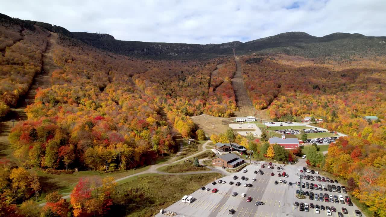 estación de esquí de stowe en órbita aérea en otoño