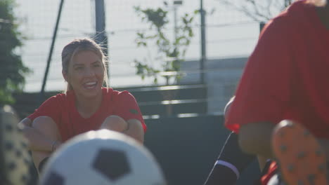 Equipo-De-Fútbol-Femenino-Charlando-Durante-El-Descanso-En-El-Entrenamiento-De-Calentamiento-Antes-Del-Partido