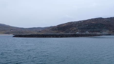 Acercándose-A-La-Isla-De-South-Uist-En-Las-Hébridas-Exteriores-De-Escocia-En-Un-Ferry-De-Pasajeros-Con-Vistas-Panorámicas-De-La-Isla-Y-El-Puerto