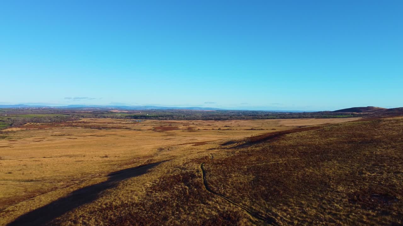 Omfattende luftfoto af det naturlige Gower Peninsula-landskab med snoede stier og naturligt vintergræsland. Rejse Drone Natur Klip