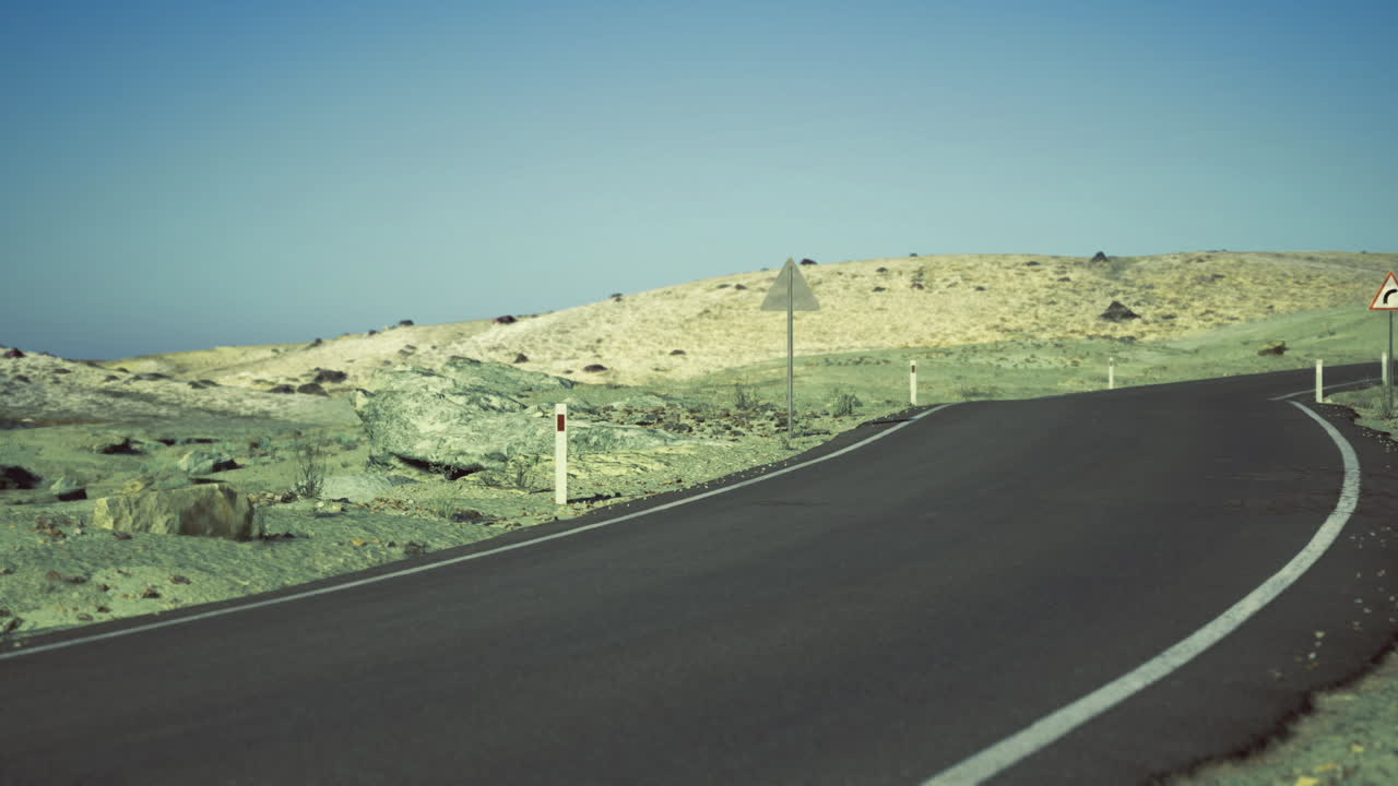 Ambiente desertico dinamico evidenziato da segnaletica e colori naturali.