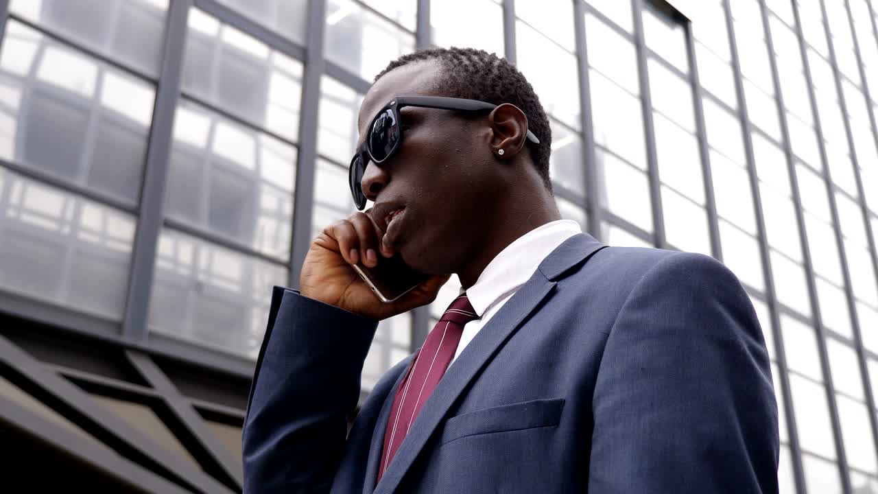 hombre de negocios joven negro africano confiado hablando por teléfono gerente, liderazgo