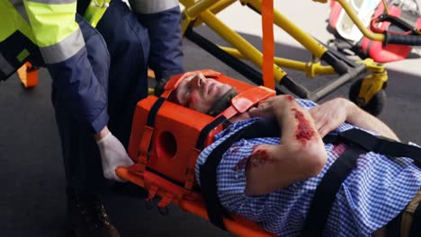 primer plano de un técnico médico de emergencia sosteniendo a una persona herida
