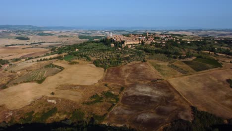 Pienza-is-a-beautiful-old-village-in-the-heart-of-Val-d'-Orcia-near-Siena-in-Tuscany,-Italy,-a-masterpiece-of-mediterranean-traditional-architecture-in-the-idyllic-landscape-with-hills