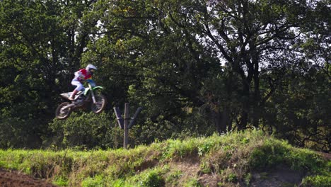 Dirtbike-In-Der-Luft,-Mittlerer-Sprung