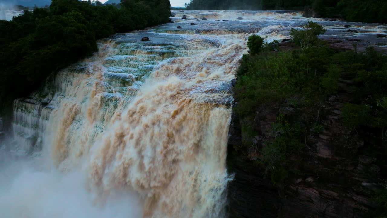 베네수엘라의 카나이마 국립공원 (canaima national park) 에 있는 리오 카라오 (rio carao) 에 있는 사포 폭포에서 아지는 물.