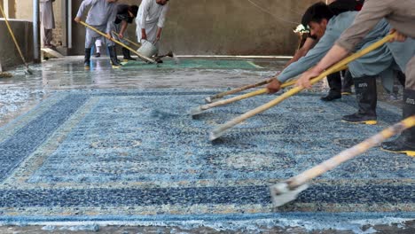 vistas cercanas de la limpieza de alfombras con barredoras