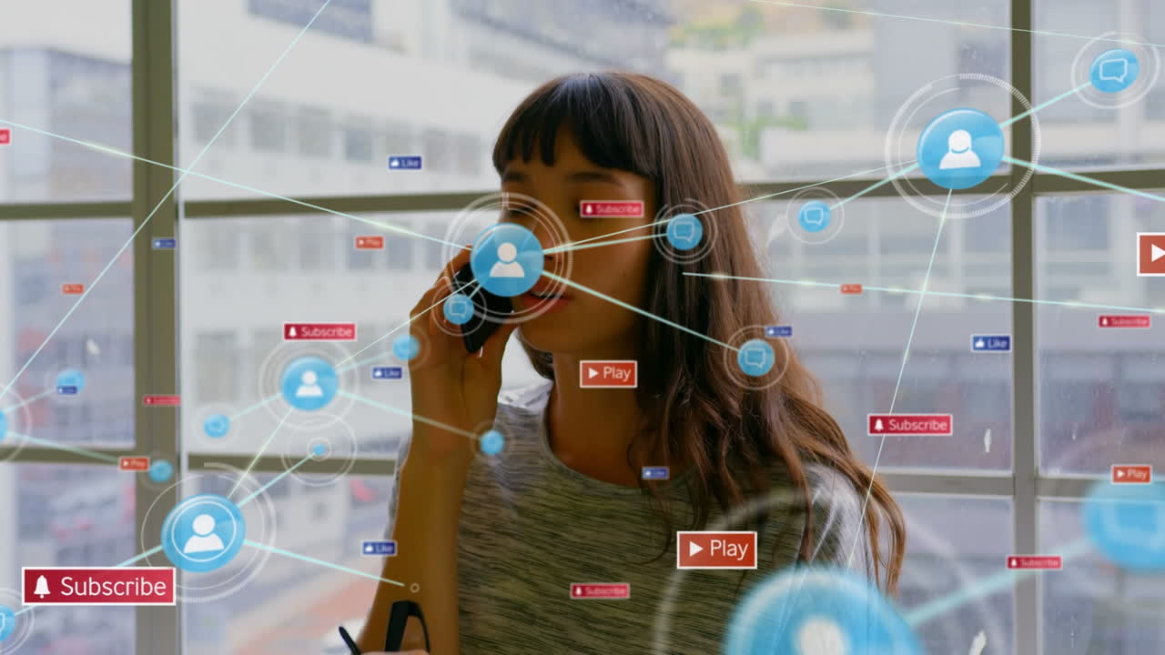 animación de una red de conexiones con iconos de los medios sobre mujeres biraciales que usan teléfonos inteligentes