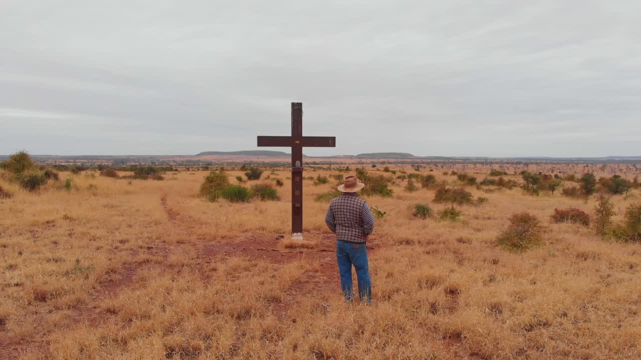 Uomo e croce nella boscaglia di MacKenzie River, Queensland, Australia
