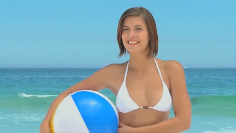 Mujer-Atractiva-Jugando-Con-Una-Pelota-De-Playa