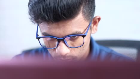 primer plano de un joven trabajando en su portátil