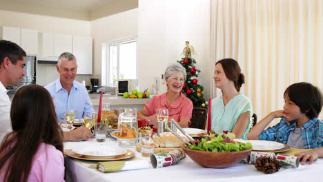 familia extendida teniendo la cena de navidad juntos