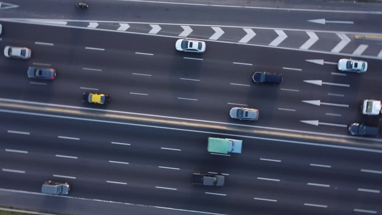 아르헨티나 부에노스아이레스의 제너럴 파즈 고속도로를 달리는 자동차와 트럭의 원형 회전