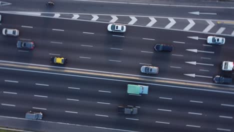 vista de rotación circular de automóviles y camiones que circulan por la autopista general paz en buenos aires, argentina