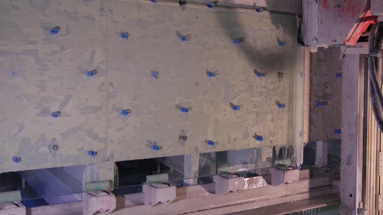 공장에서 유리 패널을 절단하는 자동화 된 프로세스