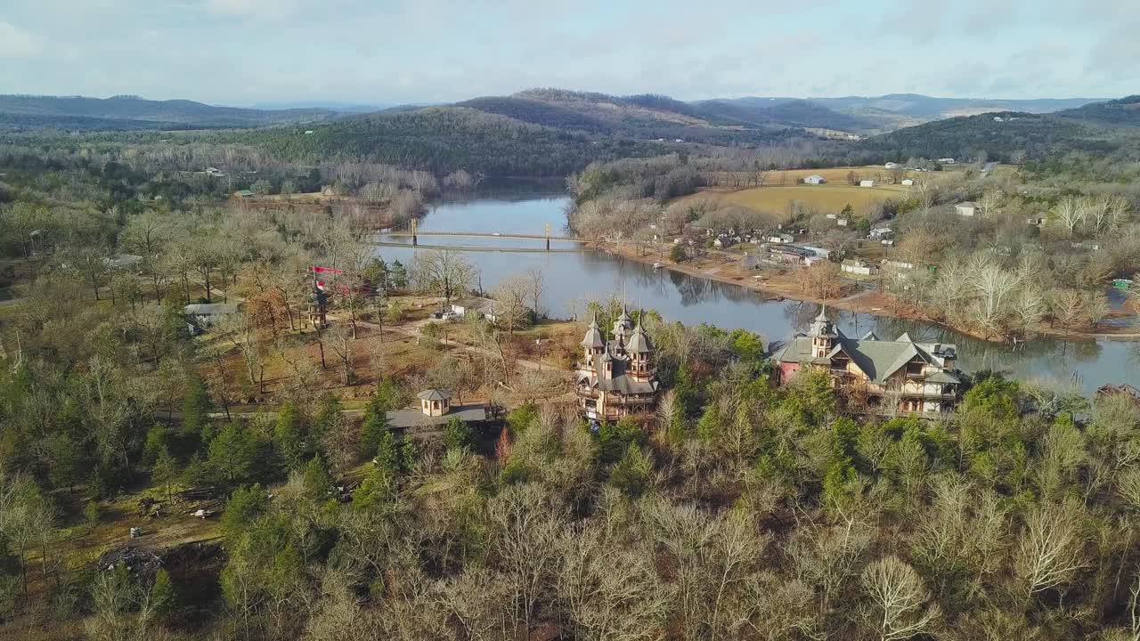 castillos en un acantilado con vistas al río con puente