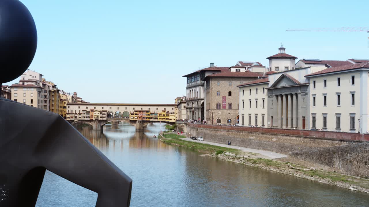 Vista suggestiva del Ponte Vecchio e del Fiume Arno a Firenze