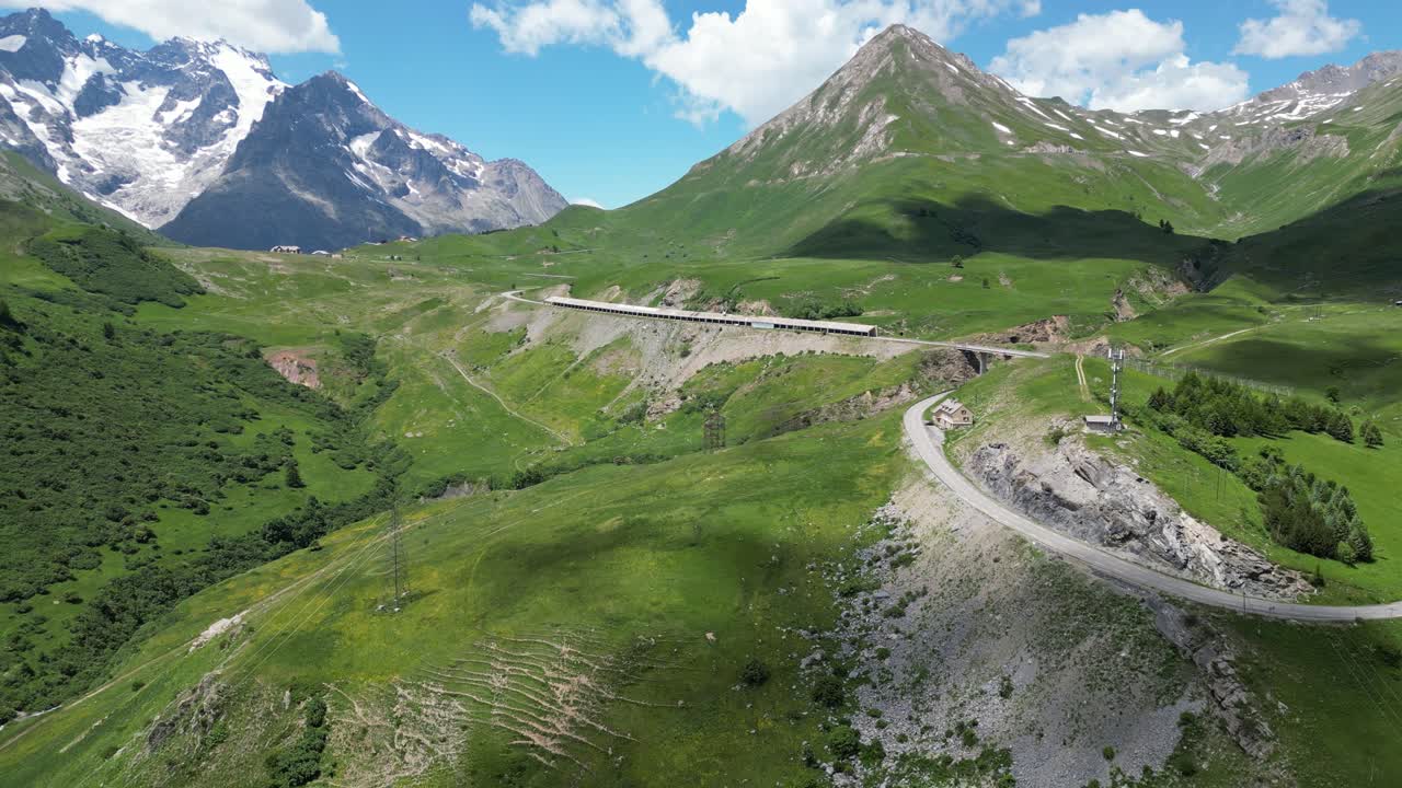 Strada del Passo di Montagna Col du Lautaret nelle Alpi francesi, Francia - Aerea 4k.