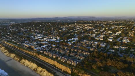 Vista-Aérea-Del-Barrio-De-Oceanside-En-San-Diego,-Puesta-De-Sol-En-Ca,-Ee.uu.---Reversa,-Disparo-De-Dron