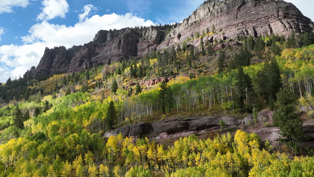 Panoramica aerea di alberi gialli e verdi sul fianco della montagna a Telluride, Colorado