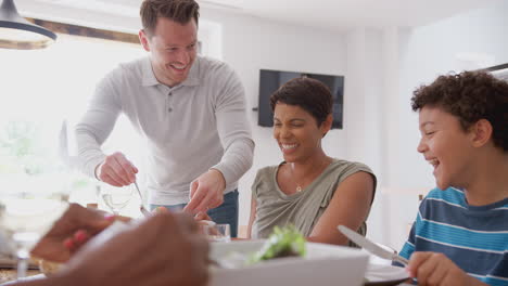 Mehrgenerationenfamilie-Mit-Gemischter-Rasse,-Die-Zu-Hause-Gemeinsam-Am-Tisch-Isst