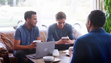 hombres jóvenes adultos bebiendo café y hablando en una cafetería