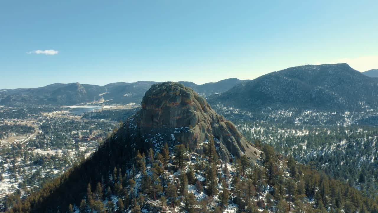 눈 덮인 산과 언덕의 드론 샷