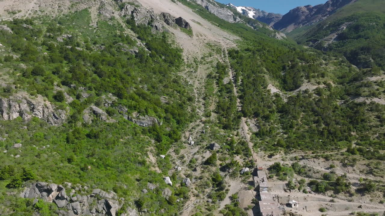 vuelo aéreo sobre el antiguo pueblo minero abandonado de puerto cristal en la orilla norte del lago general carrera