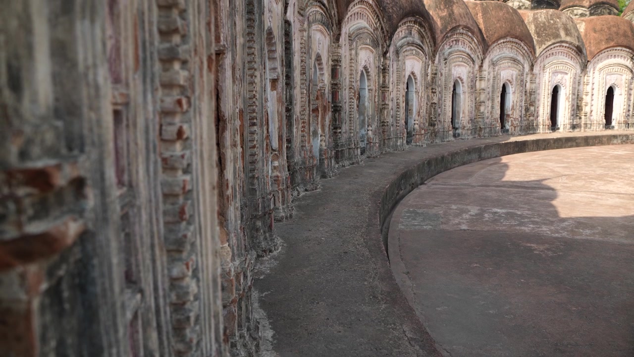 Questo luogo è chiamato "108 Templi di Shiva" perché è composto da 108 templi di Shiva. Si trova a Kalna, nel distretto di Bardwan, nel Bengala Occidentale.