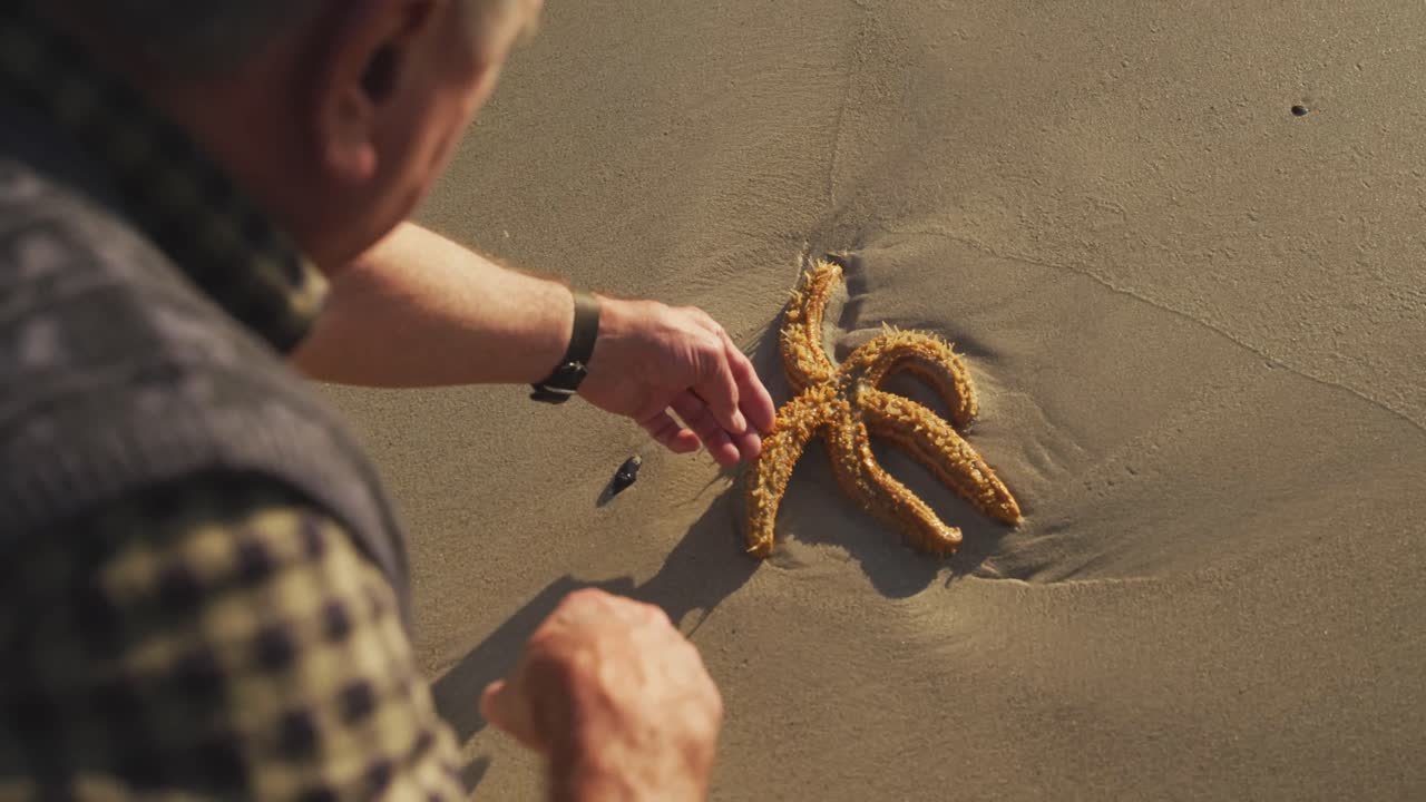해변 에 있는 한 노인 의 뒷면