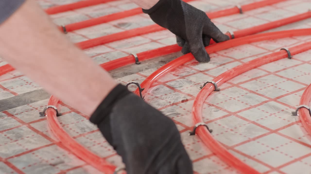 물 난방을 위한 바닥 난방 파이프 설치. 난방 시스템. 열 단열 바닥을 위한 파이프.