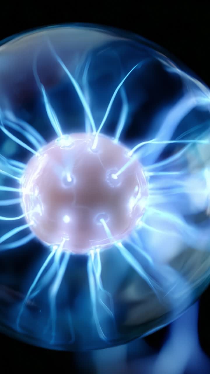 Un’accattivante rappresentazione visiva dell’energia del plasma, che mette in mostra gli intricati motivi e i filamenti luminosi degli archi elettrici all’interno della sfera illuminata