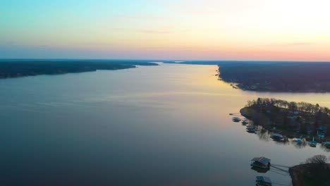 Puesta-De-Sol-De-Drones-Aéreos-En-El-Gran-Lago-De-Los-Cherokees-En-El-Medio-Oeste-De-Oklahoma-Con-Muelles-Flotantes,-Calas-Y-Aguas-Tranquilas-De-Cristal