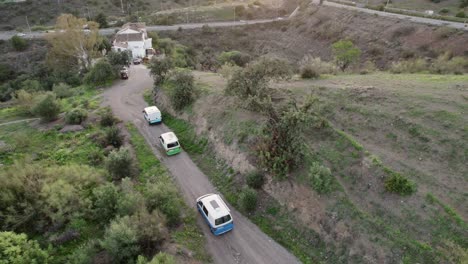 Seguimiento-Aéreo-De-Camionetas-Que-Atraviesan-El-Paisaje-Escénico-De-Málaga,-España,-Que-Encarna-El-Espíritu-De-Viaje,-Exploración,-Libertad-Y-Ocio.