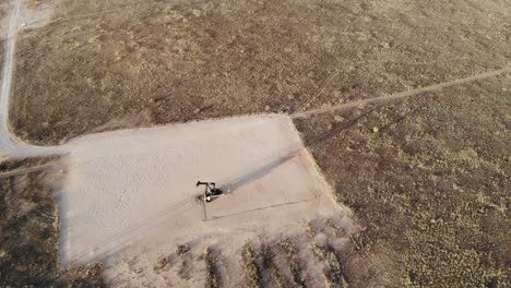 ubicado a las afueras de la ciudad de midland, texas, solo hay campos de pumpjacks