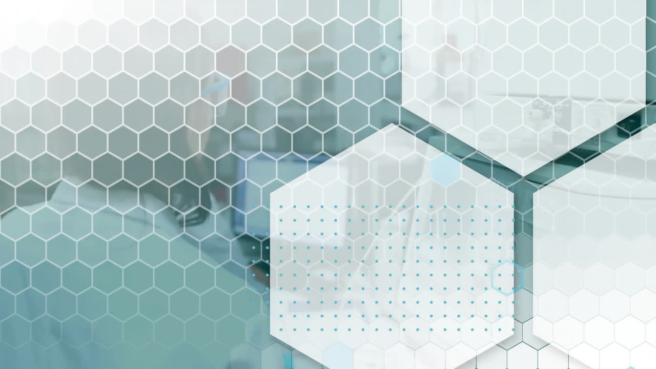 animación de hexágonos y procesamiento de datos científicos sobre una científica caucásica en el laboratorio
