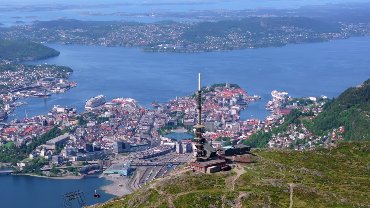 Splendida ripresa con drone dal Monte Ulriken a Bergen, Norvegia, con viste mozzafiato del centro città e del fiordo.