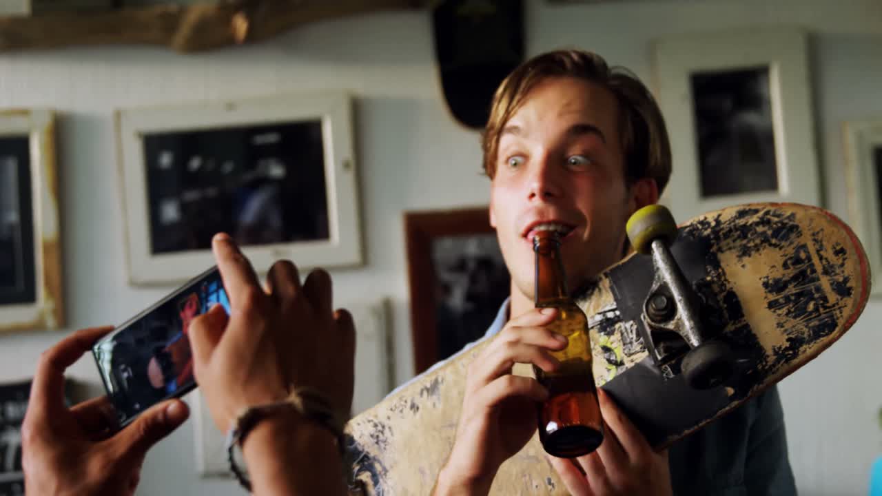 мужчина нажимает на фотографии друга 4k