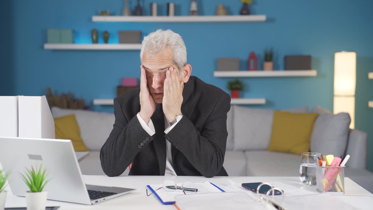 홈 오피스 근로자 남자는 눈이 아파요.