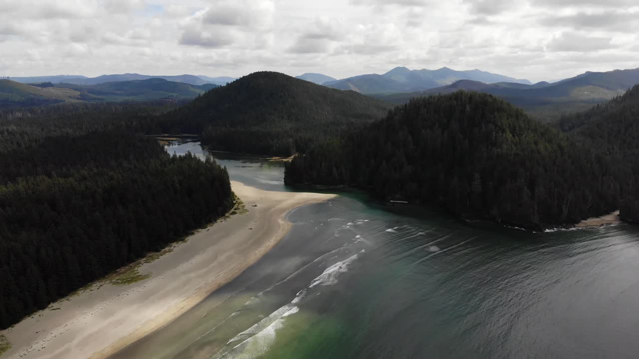 imágenes de drones de 4k de una hermosa playa vacía con agua azul, paisajes de la costa oeste de columbia británica, canadá