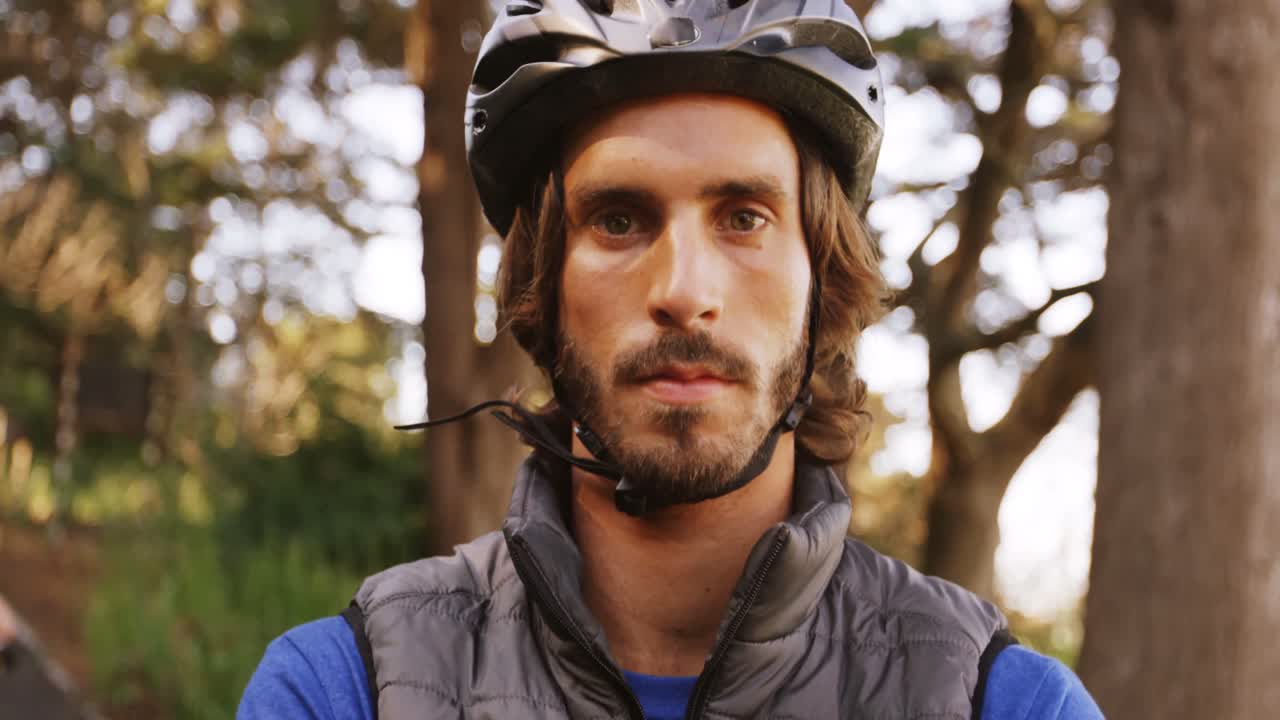 retrato de un ciclista de montaña de pie con los brazos cruzados