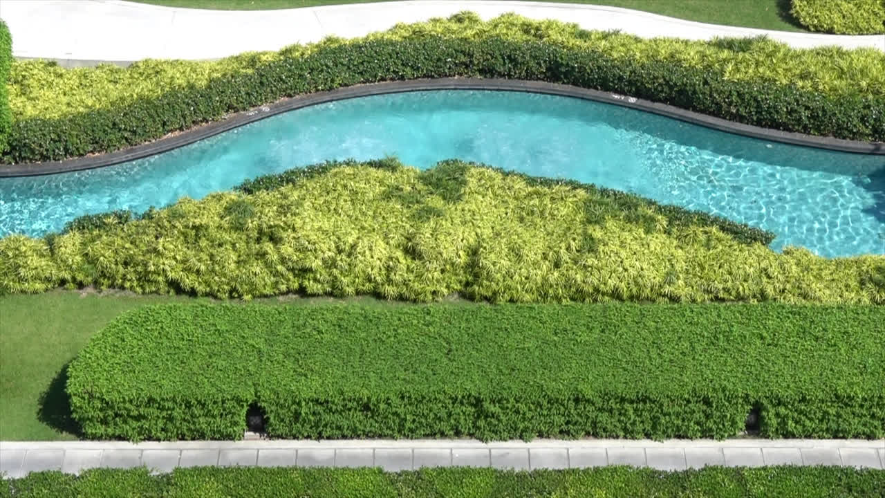 Smuk swimmingpool i haveanlæg på hotelresort-2.