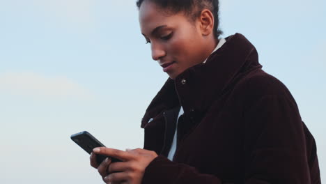 Afroamerikanisches-Mädchen,-Das-Mobiltelefon-Benutzt.