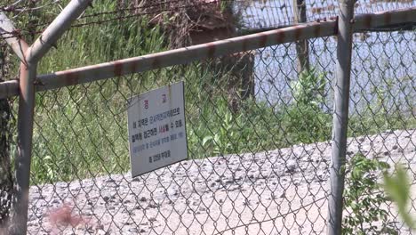 Close-up-of-border-fence-between-North-and-South-Korea-at-Imjingak