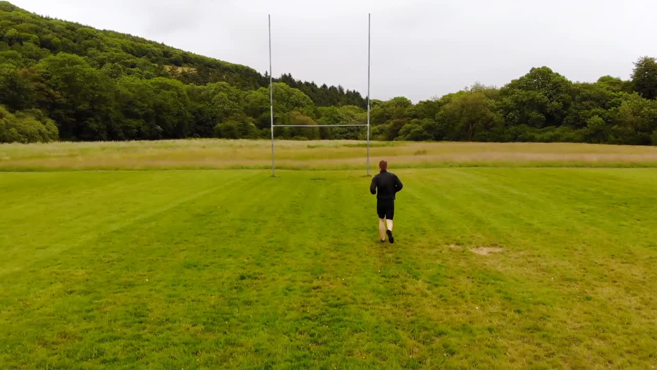 바람이 부는 날 녹색  ⁇ 에서 조 ⁇ 하는 남자 4k