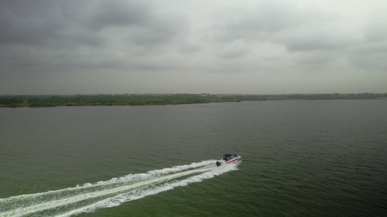 скоростная моторная лодка в море