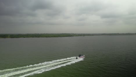 lancha de alta velocidad en el mar