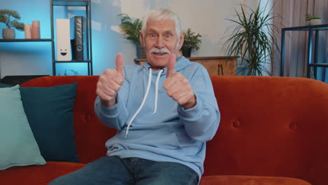 Happy-senior-old-grandfather-man-looking-approvingly-at-camera-showing-thumbs-up,-like-positive-sign